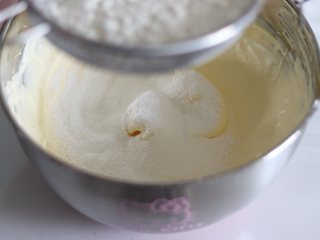 柠檬小蛋糕（分蛋海绵），满满怀旧的味道,筛入低筋面粉