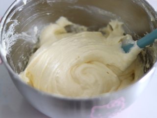 柠檬小蛋糕（分蛋海绵），满满怀旧的味道,用刮刀轻轻翻拌均匀，不见干粉。
