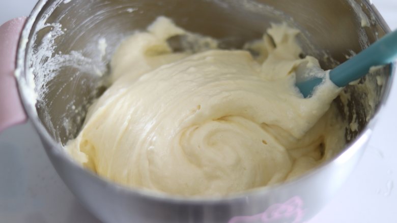 柠檬小蛋糕（分蛋海绵），满满怀旧的味道,用刮刀轻轻翻拌均匀，不见干粉。
