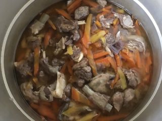 新疆抓饭,打开高压锅。