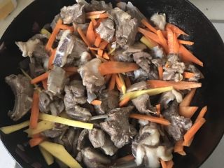 新疆抓饭,胡萝卜🥕和黄萝卜（黄的没有就算了），切成比筷子粗的条。大火🔥翻炒3分钟。