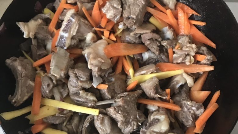 新疆抓饭,胡萝卜🥕和黄萝卜（黄的没有就算了），切成比筷子粗的条。大火🔥翻炒3分钟。