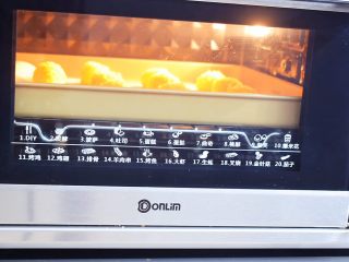 干吃汤圆,放入预热好的东菱烤箱，上下火180度，中层烤10分钟即可