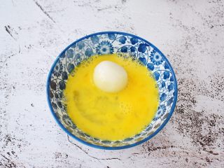 干吃汤圆,先把煮熟的汤圆放入鸡蛋中，沾满蛋液