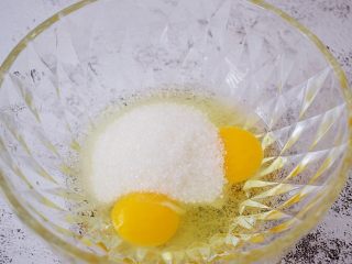 双色玛德琳蛋糕,一次性加入全部的白糖，用手动打蛋器搅拌至白糖融化
