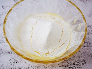双色玛德琳蛋糕,筛入低筋面粉和泡打粉，搅拌均匀