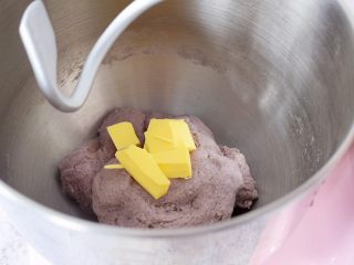 黑米面包,大约揉10分钟后加入黄油，继续启动揉面程序