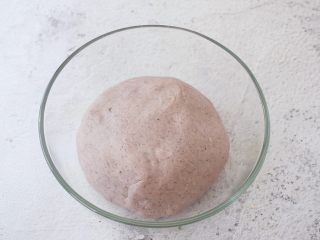 黑米面包,取出揉圆放入容器中，放在温暖处发酵至两倍大左右