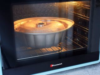 黑米面包,放入预热好的烤箱，上下火160度，放入下层烤30-40分钟，烤好取出趁热脱模晾至手温密封保存