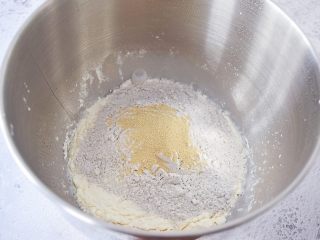 黑米面包,将除了黄油外所有的材料全放入厨师机的和面桶中，顺序为先液体，后粉类，酵母，启动揉面程序
