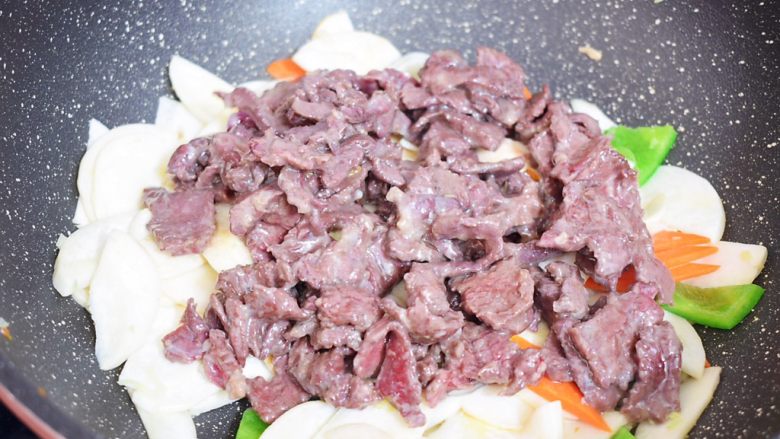 牛肉炒杏鲍菇,加入牛肉
