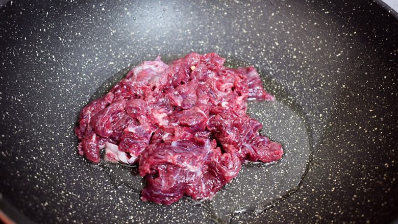 牛肉炒杏鲍菇,锅中倒入适量的食用油烧热，放入牛肉