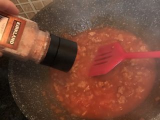 番茄肉酱意面,加适量盐调味