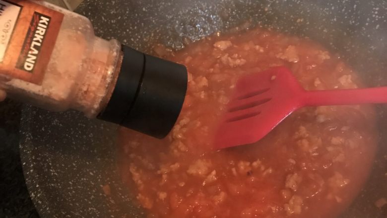 番茄肉酱意面,加适量盐调味