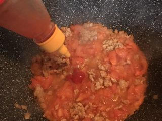 番茄肉酱意面,倒入100克番茄酱翻炒均匀