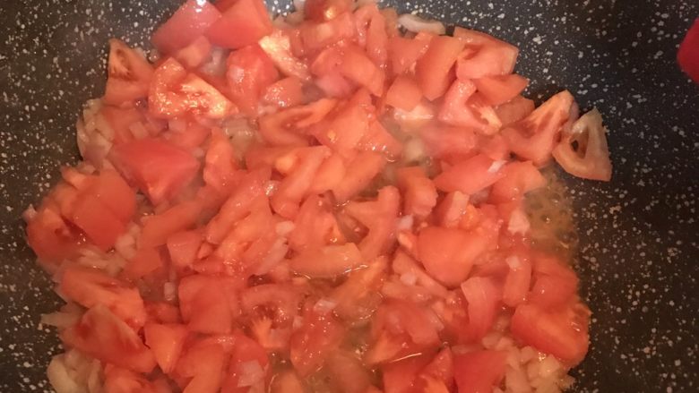 番茄肉酱意面,倒入番茄丁继续翻炒，可以用铲子将番茄压压碎