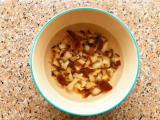 腊肠焖饭,香菇切丁提前用水焯一下。