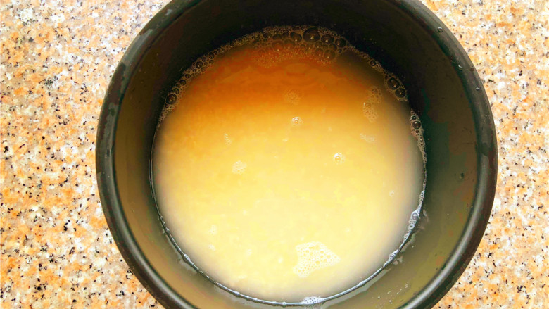 腊肠焖饭,按平时蒸米饭的比例放水，浸泡一下。