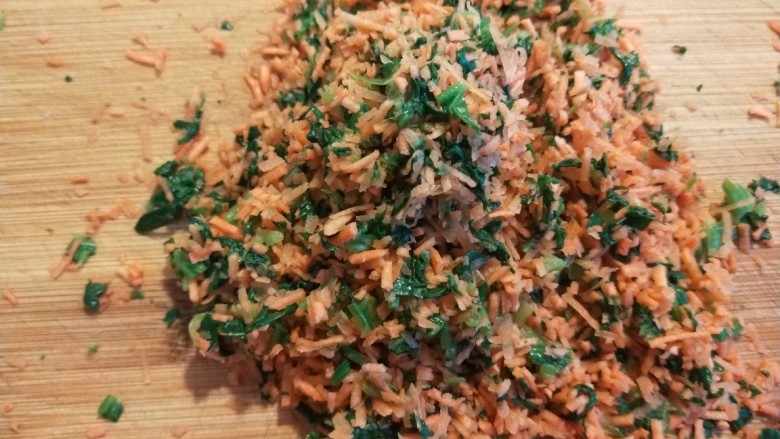 羊肉胡萝卜蒸饺  新文美食,菠菜烫一水捞出攥出水分和胡萝卜一起剁碎。