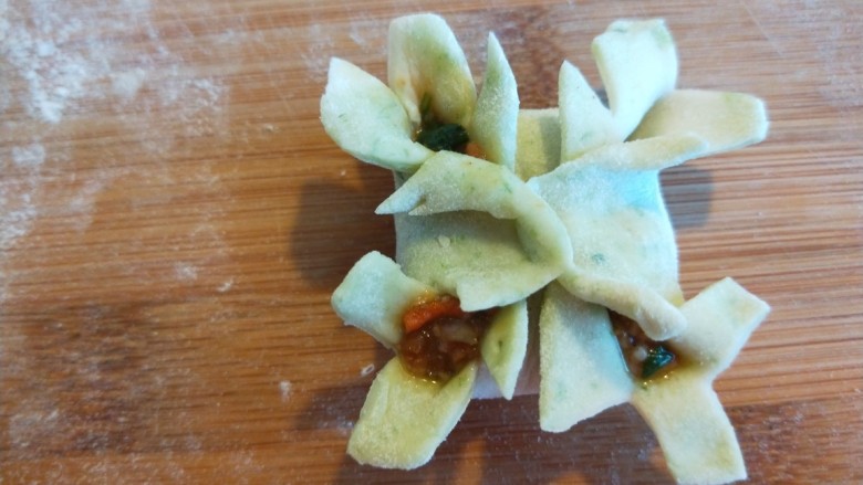 羊肉胡萝卜蒸饺  新文美食,用剪刀把四个角剪三剪子，就变成花饺了。