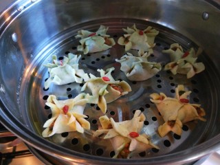 羊肉胡萝卜蒸饺  新文美食,蒸屉上刷均匀油，把蒸饺摆放蒸屉，开锅蒸10分钟即可。