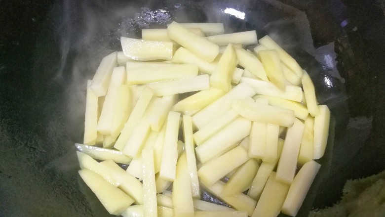 无敌下饭的黑椒土豆条,热锅热油，土豆条煎至表面金黄。