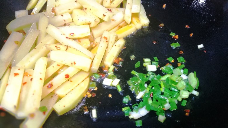 无敌下饭的黑椒土豆条,底油爆香山胡椒，干辣椒粉，小葱（留一点最后放）。
