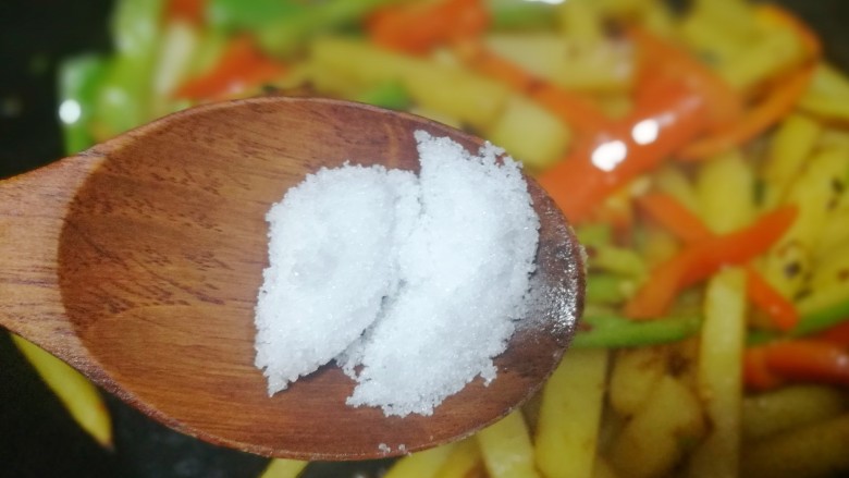无敌下饭的黑椒土豆条,加适量盐翻炒均匀。