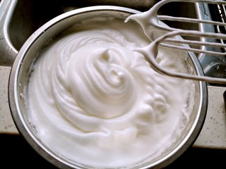 无油酸奶蛋糕,蛋清分次加入60g白糖打到小弯钩
