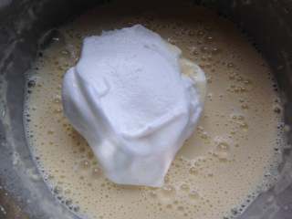 无油酸奶蛋糕,取三分之一蛋白霜到蛋黄糊中用刮刀搅拌均匀