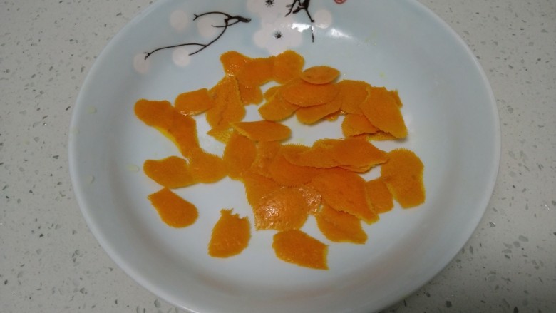 橙子蒸排骨,橙子皮削到盘中。