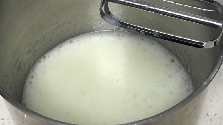蛋白糖,用打蛋器高速搅打30圈，蛋白颜色变白，出现鱼眼泡，加入30克细砂糖。