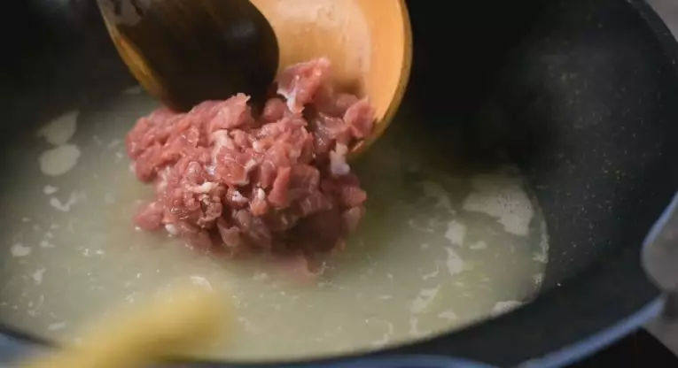 地道上海菜:烂糊肉丝烂烂糊糊才最好吃,锅中倒入高汤，下里脊肉划散
