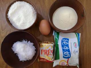 脆脆的奶香椰蓉球,原料：椰蓉、鸡蛋、奶粉、白糖、黄油、纯牛奶。
