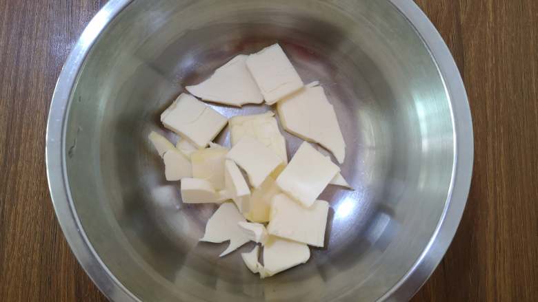 脆脆的奶香椰蓉球,黄油切小块，室温软化。