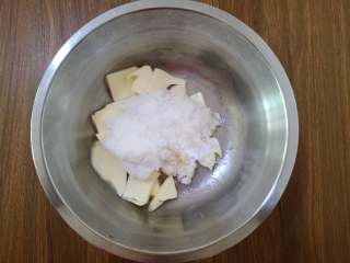 脆脆的奶香椰蓉球,加入白糖，用蛋抽搅打均匀。