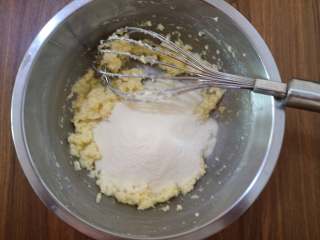 脆脆的奶香椰蓉球,加入奶粉，稍微搅拌一下。