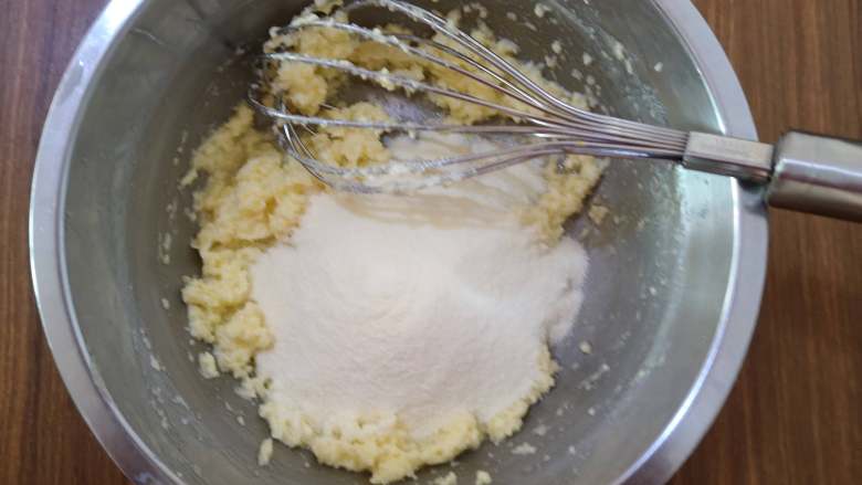脆脆的奶香椰蓉球,加入奶粉，稍微搅拌一下。