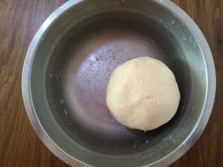 脆脆的奶香椰蓉球,将材料抓匀，并能揉成团。