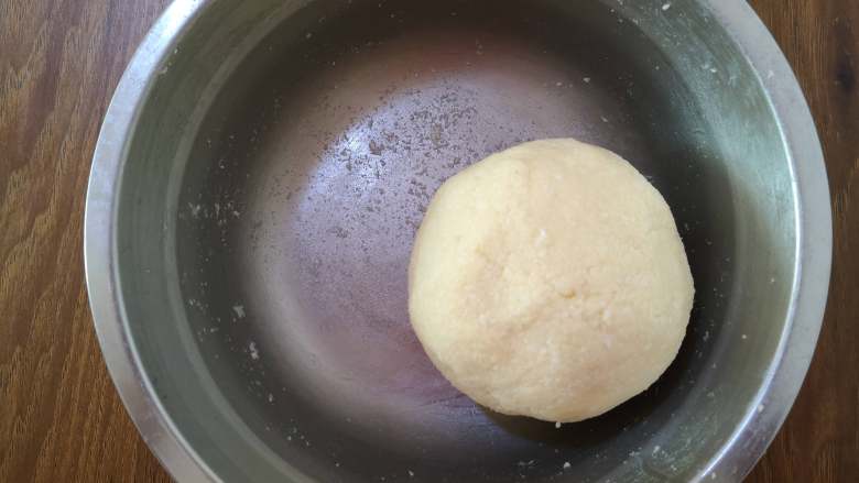 脆脆的奶香椰蓉球,将材料抓匀，并能揉成团。
