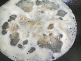 胡萝卜土豆鸡腿焖饭,鸡肉冷水下锅，放入姜片汆水后捞出冲洗干净浮沫备用