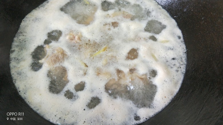 胡萝卜土豆鸡腿焖饭,鸡肉冷水下锅，放入姜片汆水后捞出冲洗干净浮沫备用