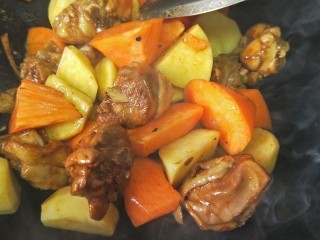 胡萝卜土豆鸡腿焖饭,放入胡萝卜土豆翻炒，加适量盐