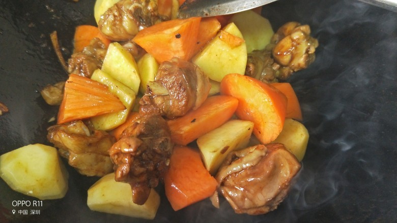 胡萝卜土豆鸡腿焖饭,放入胡萝卜土豆翻炒，加适量盐