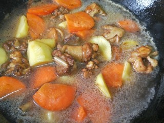 胡萝卜土豆鸡腿焖饭,加水煮开