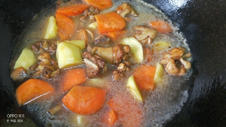 胡萝卜土豆鸡腿焖饭,加水煮开