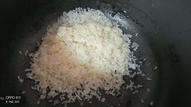 胡萝卜土豆鸡腿焖饭,米淘洗干净放入电饭煲