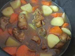 胡萝卜土豆鸡腿焖饭,煮开的鸡肉加入电饭煲里，汤没过米粒，汤不要加太多，按上煮饭键