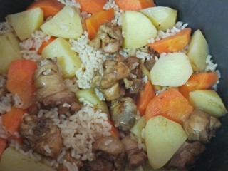 胡萝卜土豆鸡腿焖饭,焖饭煮好了
