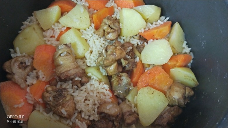 胡萝卜土豆鸡腿焖饭,焖饭煮好了